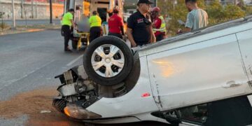 Conductor pierde el control y vuelca, dejando lesionados en Monterrey, Nuevo León