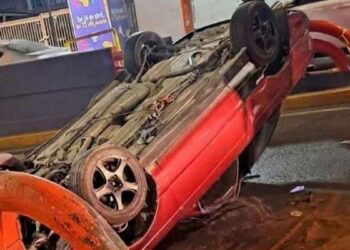 Conductor queda herido tras impactarse contra muro y volcar en Guadalupe, Nuevo León