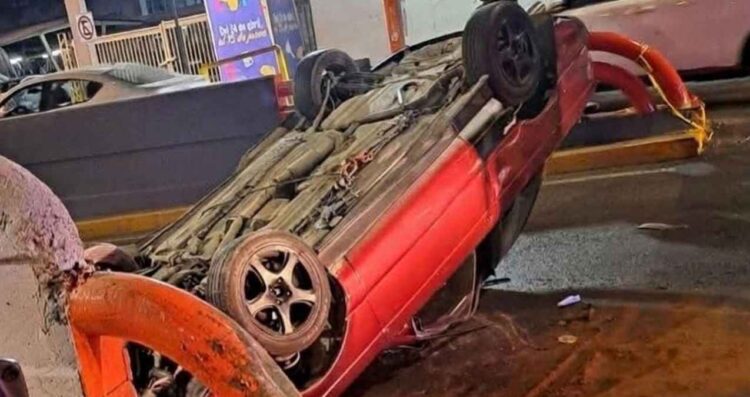 Conductor queda herido tras impactarse contra muro y volcar en Guadalupe, Nuevo León