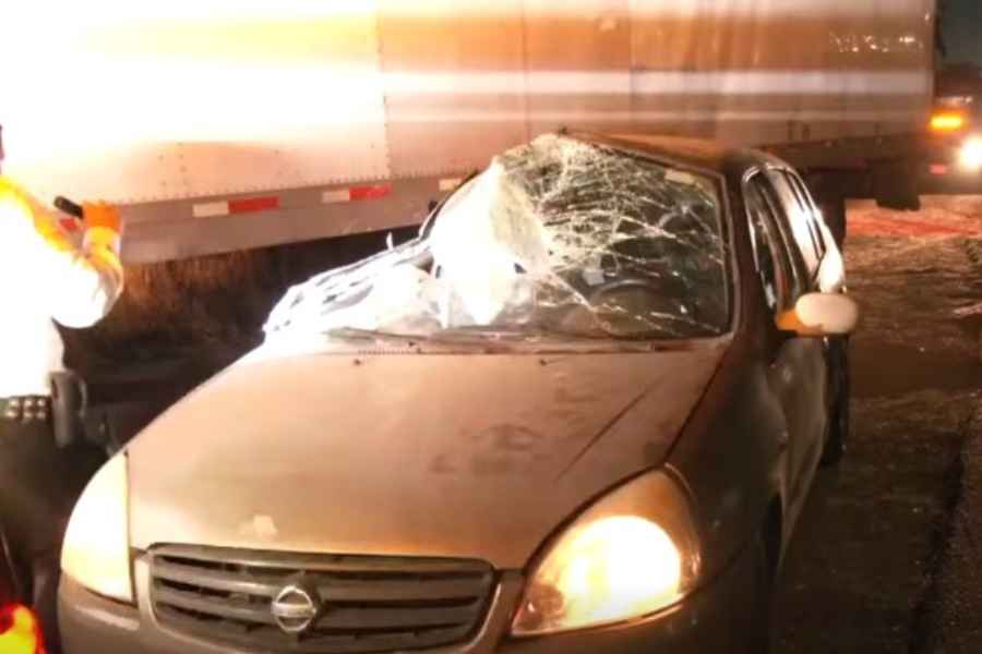 Conductor sobrevive de milagro tras participar en fuerte accidente en la carretera Monterrey-Saltillo