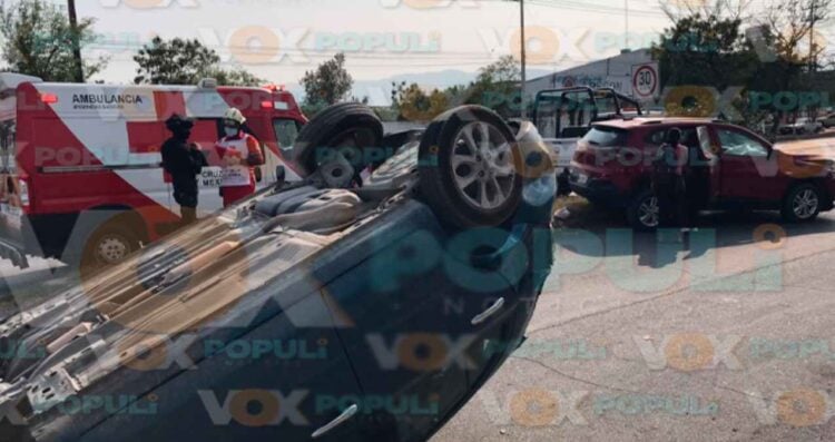 Conductora choque con volcadura Victoria