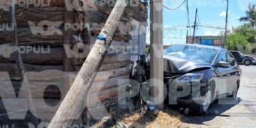 Conductora pierde el control, choca y derriba poste en el ejido El Olivo de Ciudad Victoria, Tamaulipas
