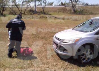 Conductora pierde el control, sale del camino y vuelca en Altamira, Tamaulipas