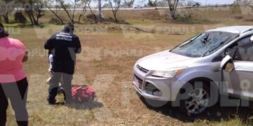 Conductora pierde el control, sale del camino y vuelca en Altamira, Tamaulipas