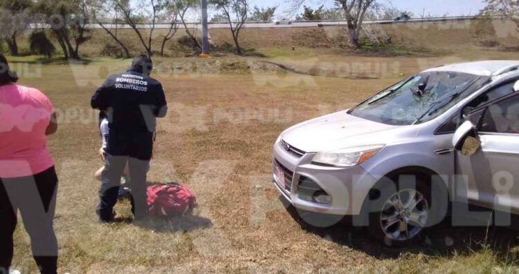 Conductora pierde el control, sale del camino y vuelca en Altamira, Tamaulipas