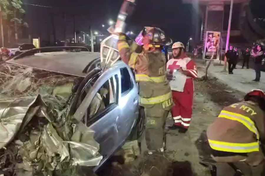 Conductora queda prensada tras impactarse contra estructura del Metro en Monterrey, NL