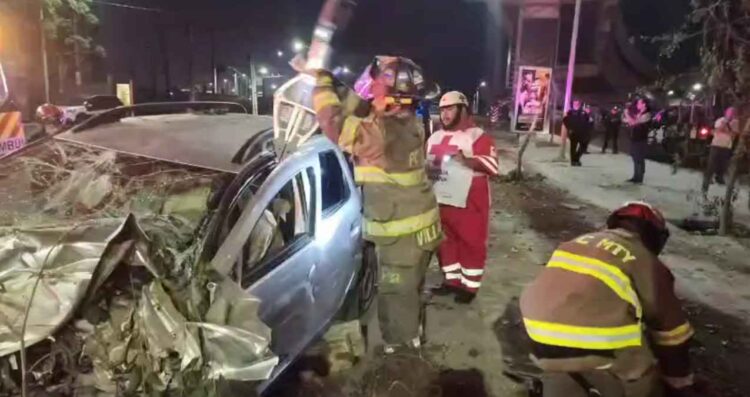 Conductora queda prensada tras impactarse contra estructura del Metro en Monterrey, NL