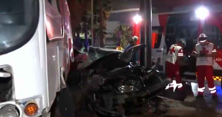 Conductora resulta lesionada tras fuerte accidente en Avenida Ruiz Cortines en Monterrey, NL