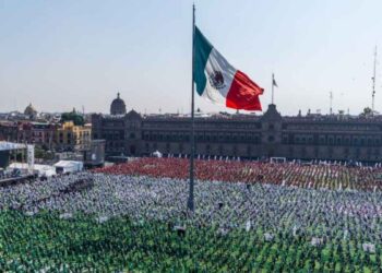 El Zócalo de la CDMX impone récord Guinness con la clase de futbol más grande del mundo