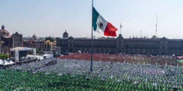El Zócalo de la CDMX impone récord Guinness con la clase de futbol más grande del mundo