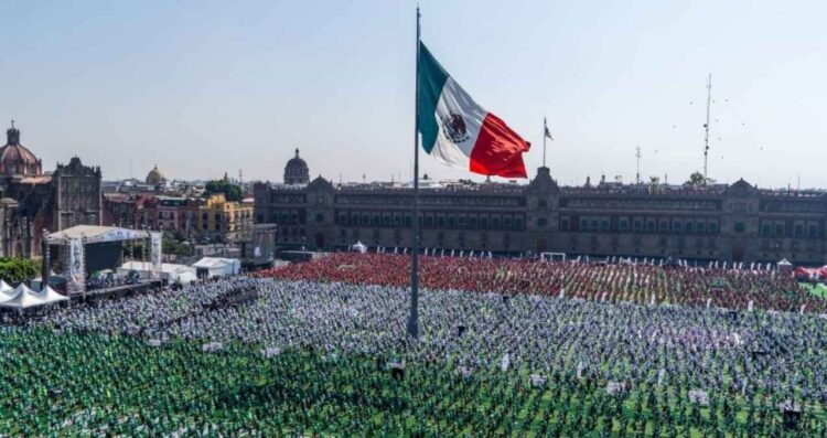 El Zócalo de la CDMX impone récord Guinness con la clase de futbol más grande del mundo