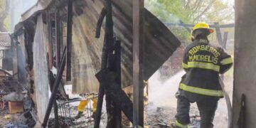 Fuego arrasa con vivienda en Montemorelos, Nuevo León, tras presunto sobrecalentamiento de celular