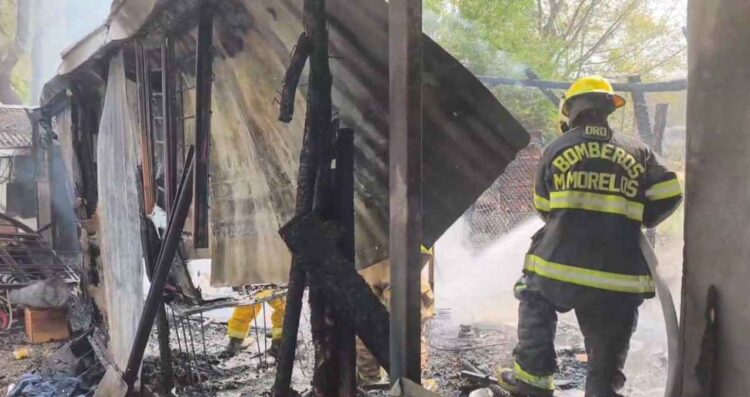 Fuego arrasa con vivienda en Montemorelos, Nuevo León, tras presunto sobrecalentamiento de celular