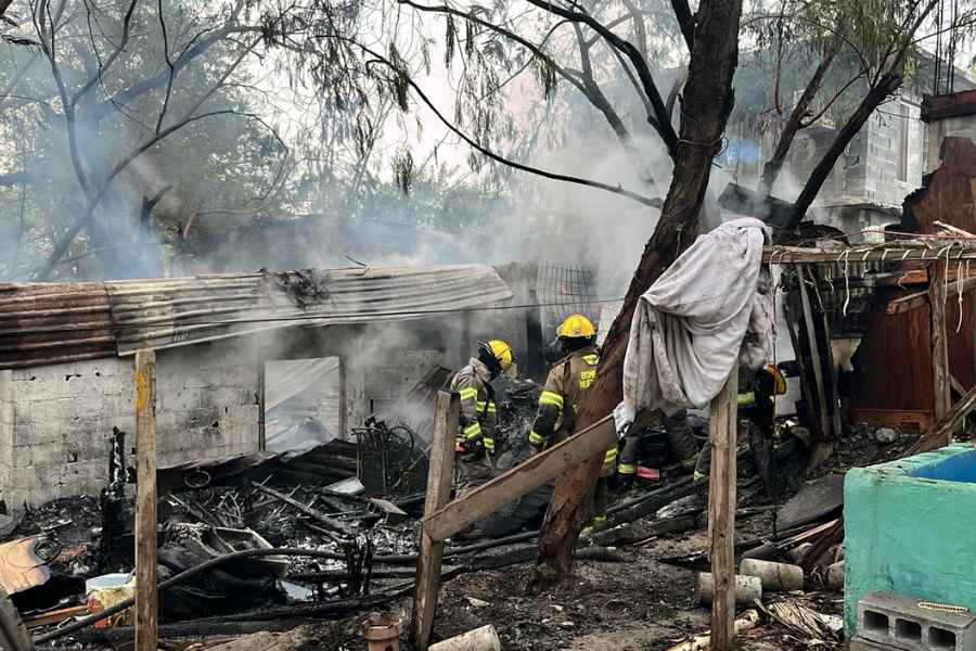 Fuerte incendio consume casa en colonia Belisario Domínguez de Escobedo, NL