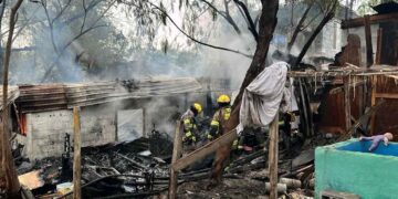 Fuerte incendio consume casa en colonia Belisario Domínguez de Escobedo, NL