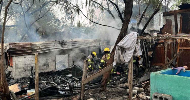 Fuerte incendio consume casa en colonia Belisario Domínguez de Escobedo, NL