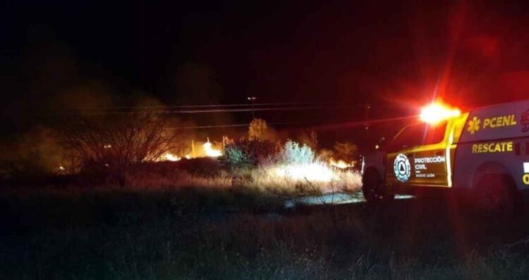 Fuerte incendio consume matorral dentro del Parque La Huasteca, en Santa Catarina, Nuevo León