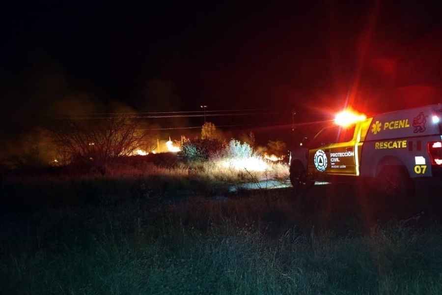 Fuerte incendio consume matorral dentro del Parque La Huasteca, en Santa Catarina, Nuevo León