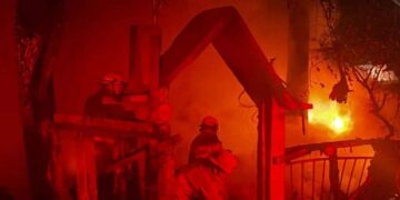 Fuerte incendio consume tejaban en Guadalupe, Nuevo León