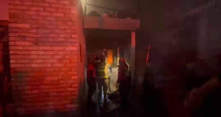 Fuerte incendio consume vivienda en Monterrey, Nuevo León