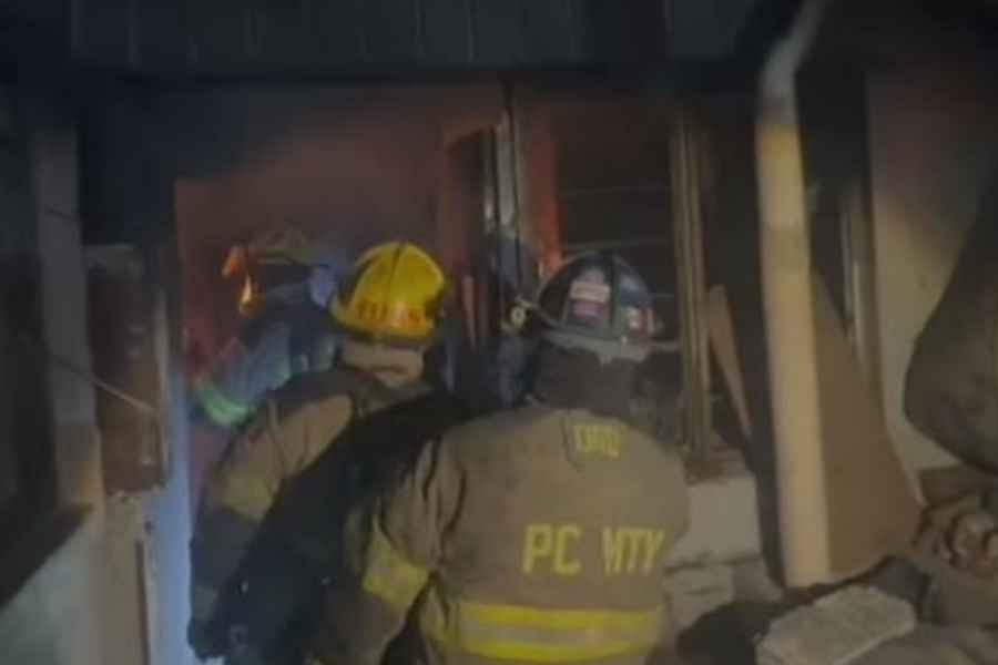Fuerte incendio consume vivienda en Monterrey, Nuevo León