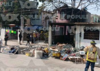 Fuerte incendio de vivienda moviliza a bomberos en Tampico, Tamaulipas