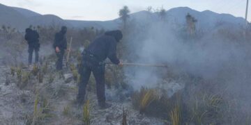 Guardia Estatal apoya combate a incendio en Miquihuana, Tamaulipas