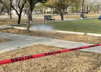 Hombre es encontrado sin vida en parque público en Santa Catarina, NL