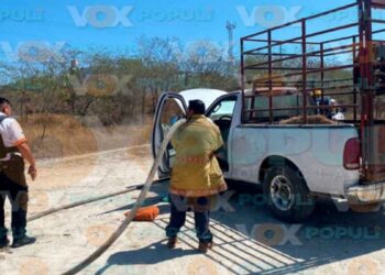 Incendio de camioneta moviliza a bomberos en Cd. Victoria, Tamaulipas