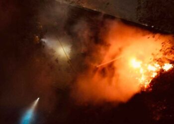 Incendio en predio abandonado moviliza a bomberos en Monterrey, Nuevo León