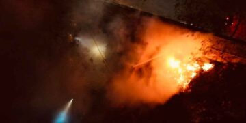 Incendio en predio abandonado moviliza a bomberos en Monterrey, Nuevo León