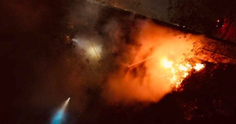 Incendio en predio abandonado moviliza a bomberos en Monterrey, Nuevo León