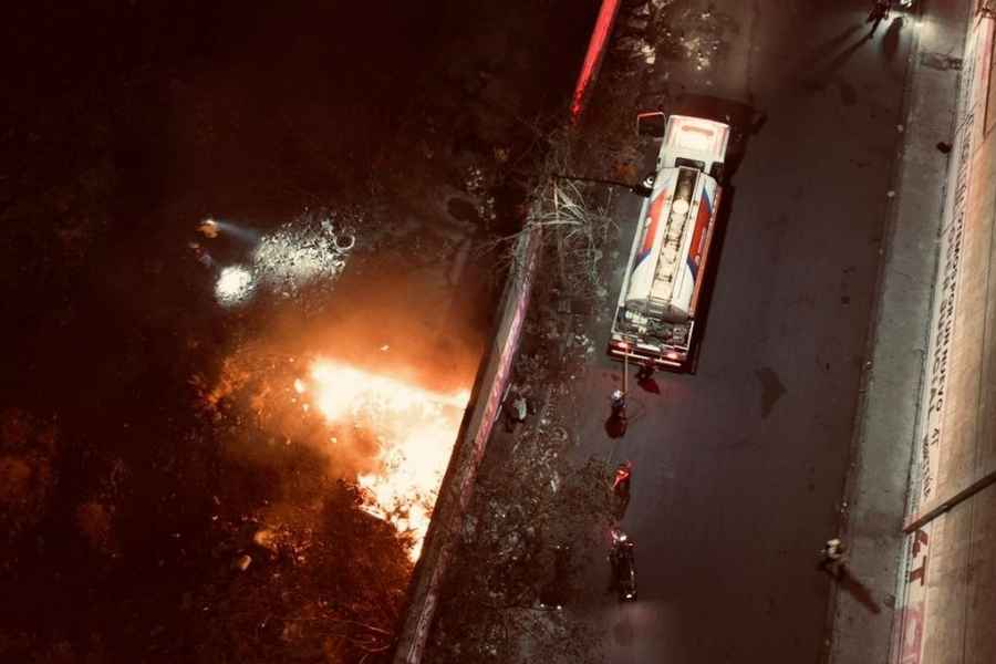Incendio en predio abandonado moviliza a bomberos en Monterrey, Nuevo León