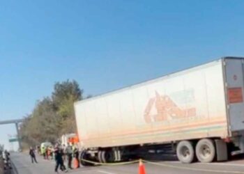 Intento de asalto deja conductor de tráiler muerto en autopista de Naucalpan, Estado de México