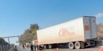 Intento de asalto deja conductor de tráiler muerto en autopista de Naucalpan, Estado de México