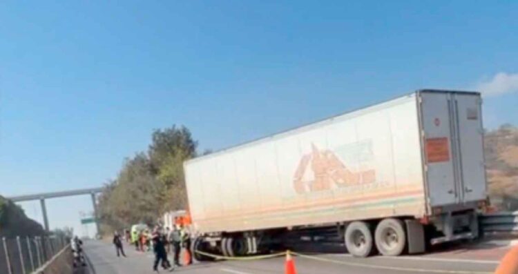 Intento de asalto deja conductor de tráiler muerto en autopista de Naucalpan, Estado de México