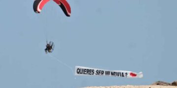 Inusual propuesta de amor en paramotor en Playa Miramar de Ciudad Madero, Tamaulipas, cautiva a turistas