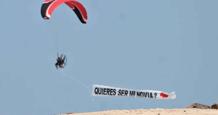 Inusual propuesta de amor en paramotor en Playa Miramar de Ciudad Madero, Tamaulipas, cautiva a turistas