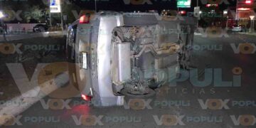 Joven choca luminaria y vuelca en Ciudad Victoria, Tamaulipas