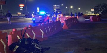 Joven motociclista fallece tras chocar con tráiler sobre la carretera Monterrey-Reynosa