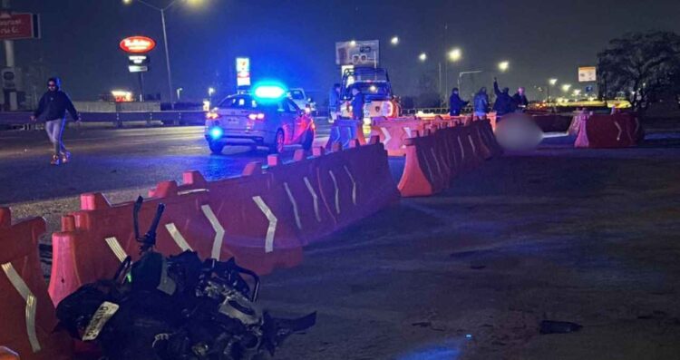 Joven motociclista fallece tras chocar con tráiler sobre la carretera Monterrey-Reynosa