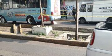 Joven muere tras autolesionarse en camión de transporte público en la Ciudad de México