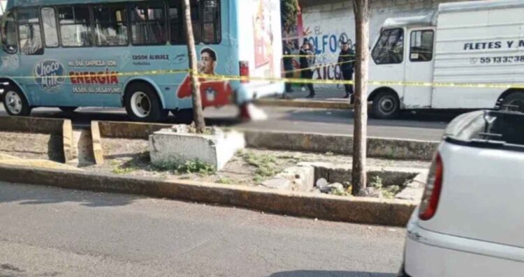 Joven muere tras autolesionarse en camión de transporte público en la Ciudad de México