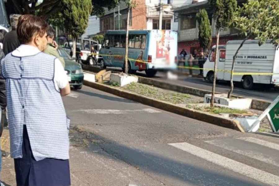 Joven muere tras autolesionarse en camión de transporte público en la Ciudad de México