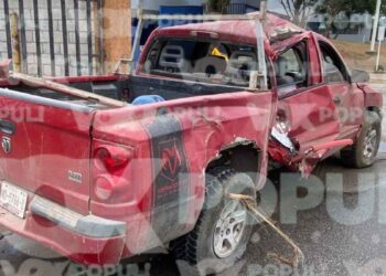 Joven pierde el control, choca y deja miles de daños materiales en Altamira, Tamaulipas