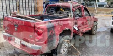 Joven pierde el control, choca y deja miles de daños materiales en Altamira, Tamaulipas