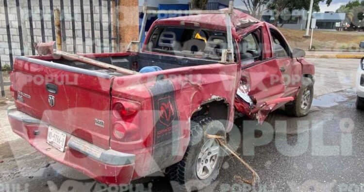 Joven pierde el control, choca y deja miles de daños materiales en Altamira, Tamaulipas