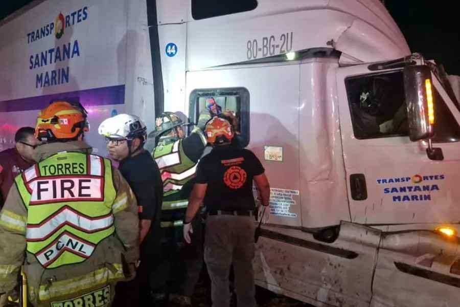 Joven trailero queda herido tras fuerte choque en Santa Catarina, NL