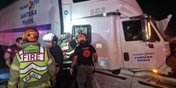 Joven trailero queda herido tras fuerte choque en Santa Catarina, NL