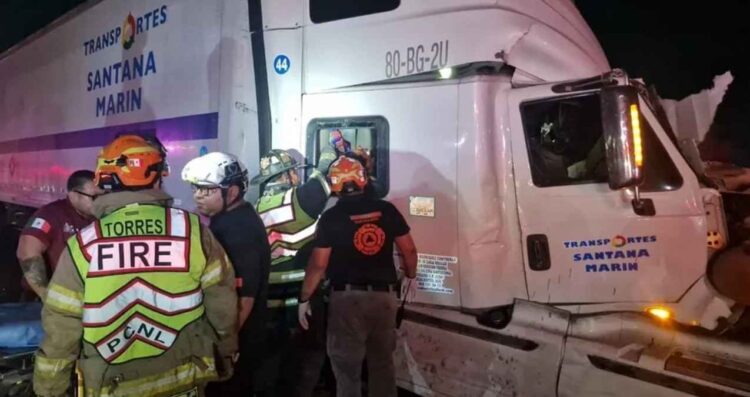 Joven trailero queda herido tras fuerte choque en Santa Catarina, NL